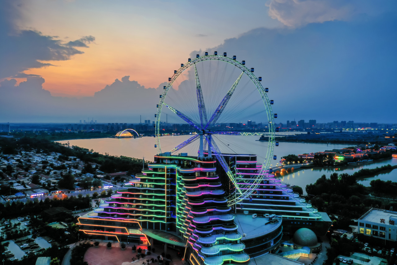 傍晚聊城摩天轮欢乐城航拍全景(司建平).jpg